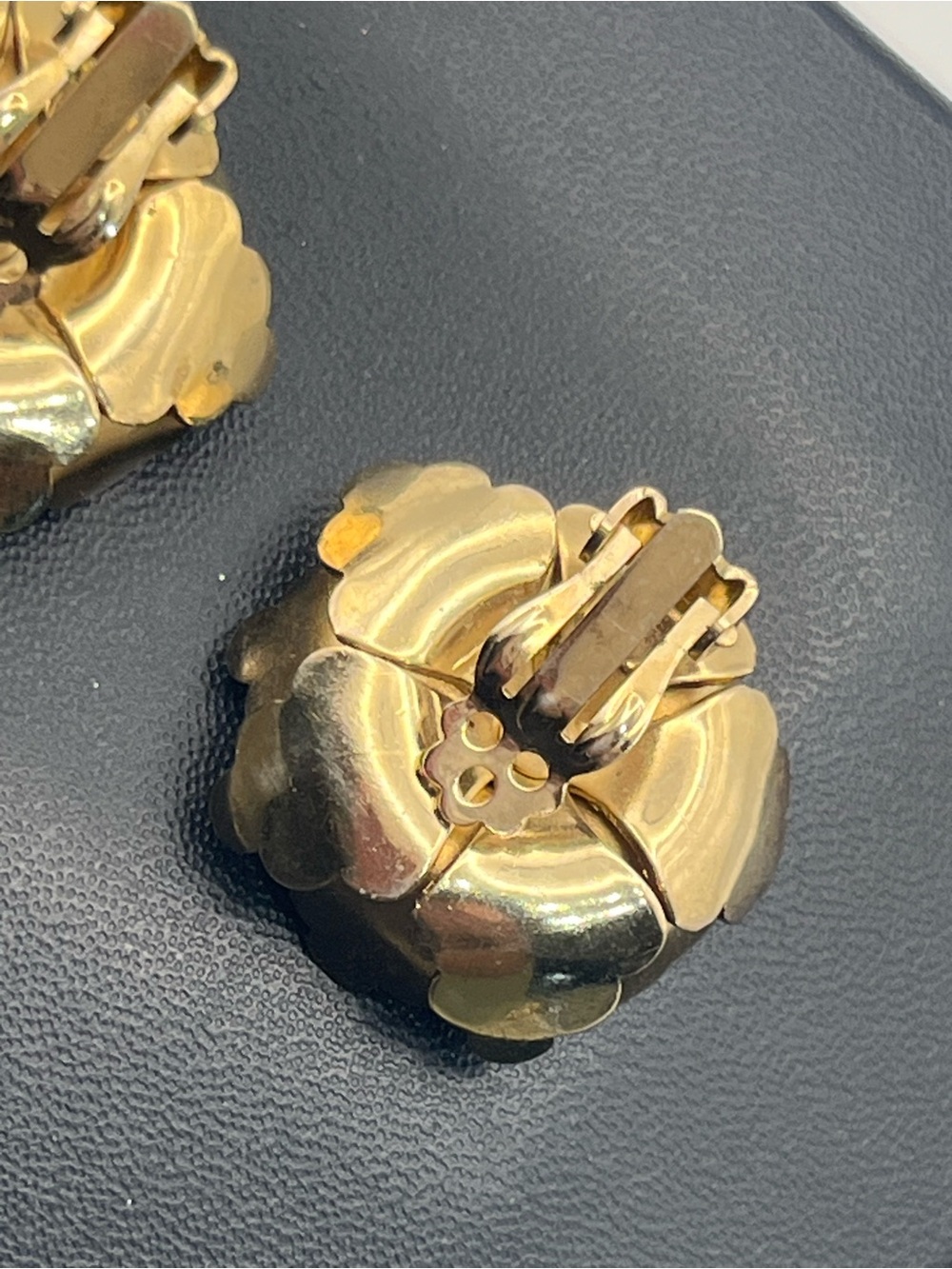 3D gold tone flower clip on earrings vintage - Picture 8 of 16